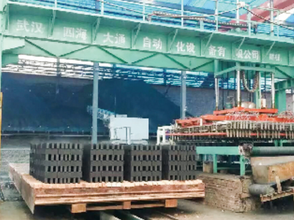 湖北荆州市沿河新型建材厂码坯机现场